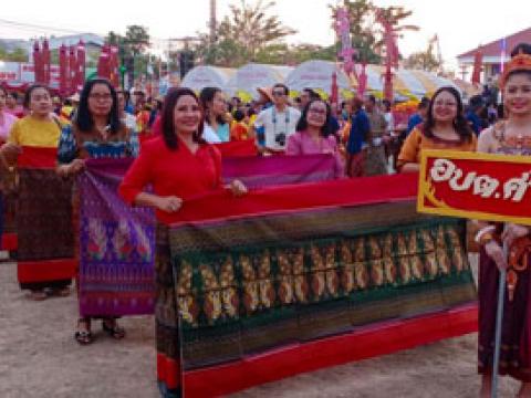 วันหัวผักกาดขาว วีถีชุมชน คนสามเผ่า ของตีเมืองกระสัง"และงาน