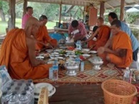 แห่เทียนและถวายเทียนเนื่องในวันเข้าพรรษา