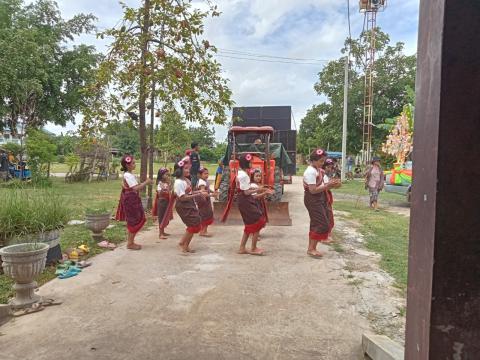 แห่เทียนและถวายเทียนเนื่องในวันเข้าพรรษา