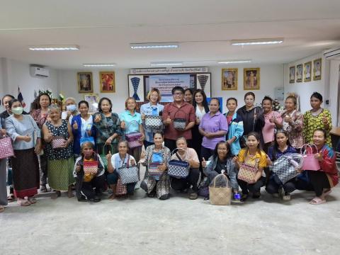 โครงการอบรมให้ความรู้เรื่องการพัฒนาสตรีและครอบครัว