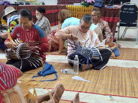 โครงการอบรมให้ความรู้เรื่องการพัฒนาสตรีและครอบครัว