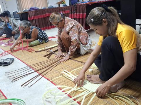 โครงการอบรมให้ความรู้เรื่องการพัฒนาสตรีและครอบครัว